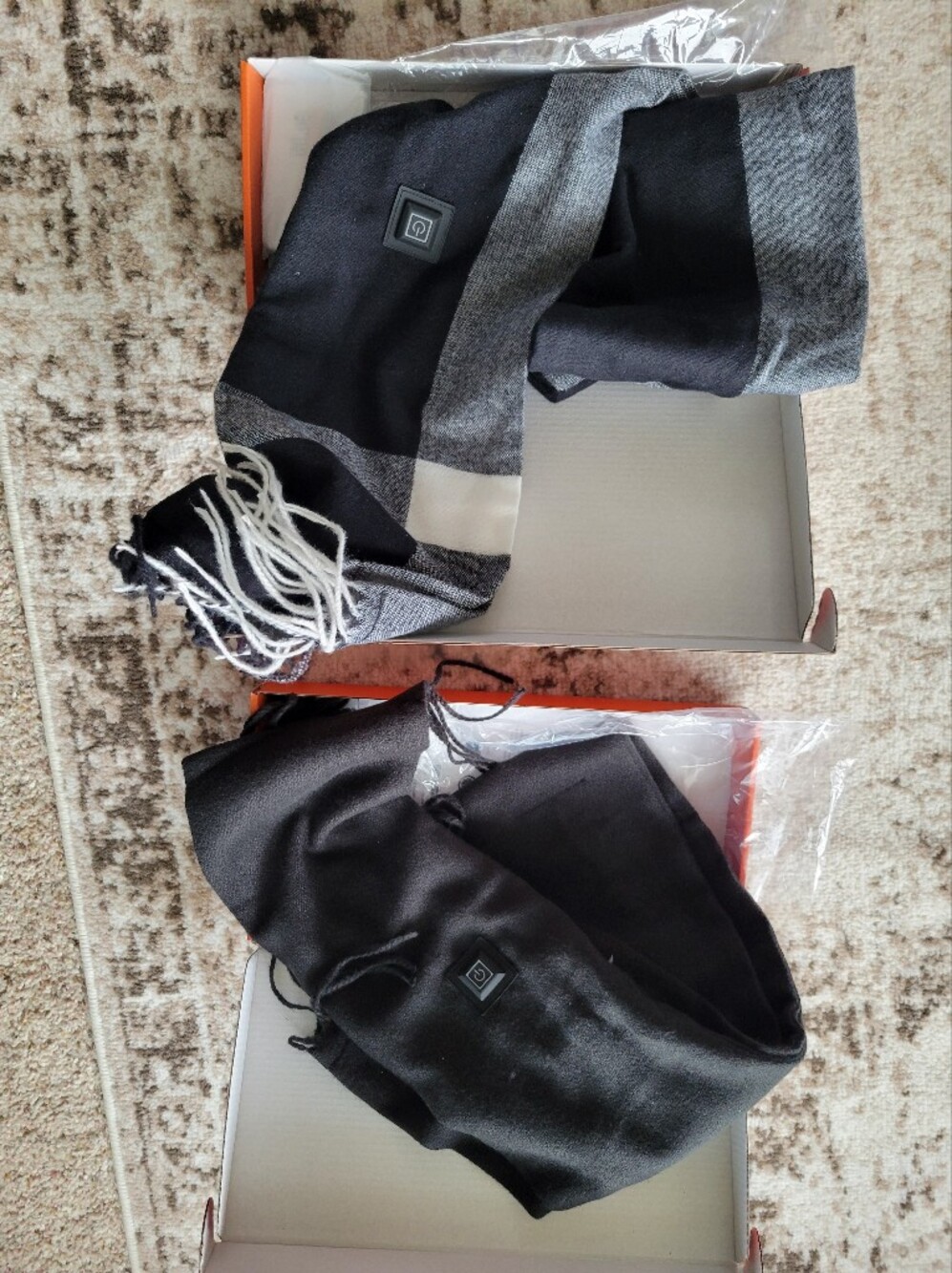 Electric Heated Scarf - Battery Pack Included. Black. Black&white. One Size.
